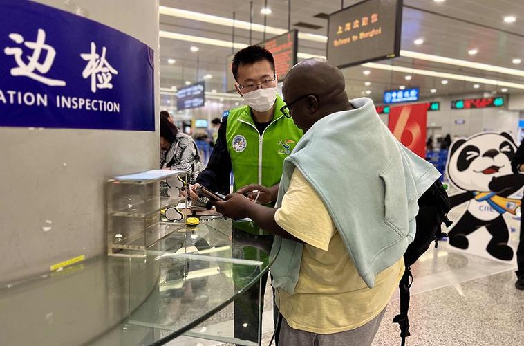 这支可翻译13种语言的志愿服务队,如何守好"开放之门"